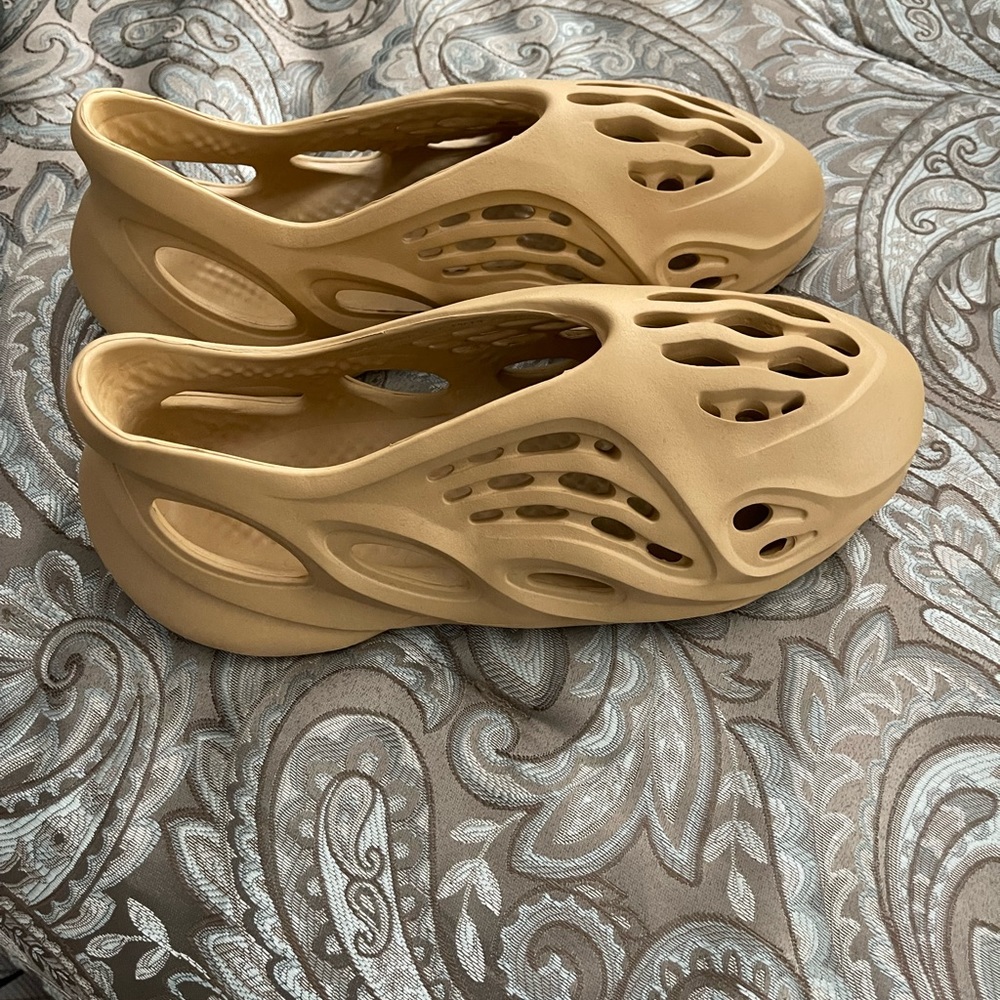 Brand new YEEZY foam runner size 9 no box Clay Taupe